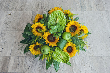 composizione floreale fiori e frutta