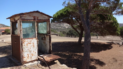 Wachposten vorm ehemaligen Gefängnis Fornelli auf Asinara - Lost Place