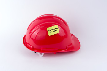 Bauhelm mit Schild und Aussage