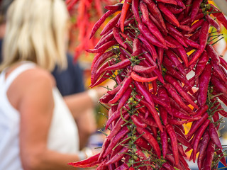 auf einem Markt in Spanien: rote Peperoni © Animaflora PicsStock