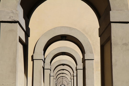 Arches pr&egrave;s du Ponte Vecchio, Florence