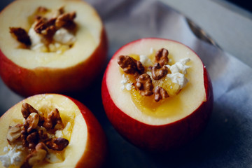 Apples to be baked in the oven with cottage cheese and walnuts