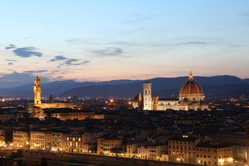 Fototapeta na wymiar Nuit tombante sur Florence depuis le Piazzale Michelangelo