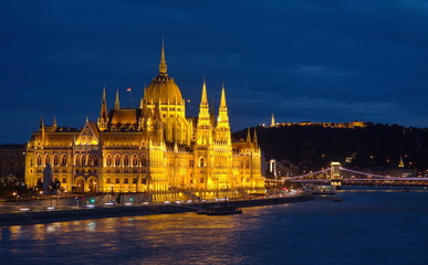 Fototapeta na wymiar Budapest Parlament, Abendaufnahme