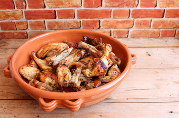 pollo in pentola di terracotta 