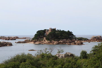 Il&ocirc;t et Ch&acirc;teau de Costa&eacute;r&egrave;s