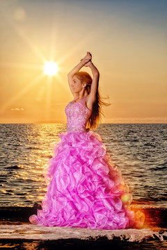 kleid am strand bei sonnenuntergang