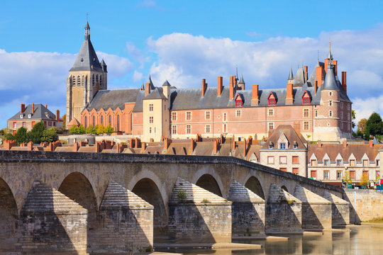 Gien, château et vieux pont, bords de Loire 