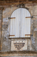 Corsica, 03/09/2017: dettagli architettonici della Cappella di Santa Lucia, una piccola chiesa cattolica nel cuore del Capo Corso
