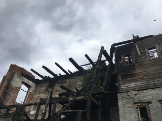 Fototapeta na wymiar Разрушенный сгоревший аварийный дом 