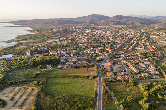 Vista aerea di San Teodoro in Sardegna, strade,case,edifici e tanto verde.