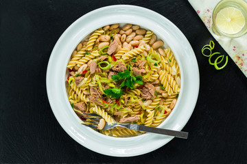 Pasta with tuna, white beans and leeks