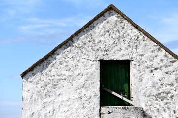  Mały biały kamienny domek