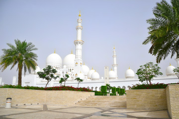 Fototapeta na wymiar Abu Dhabi, UAE - March 2014: The white mosque