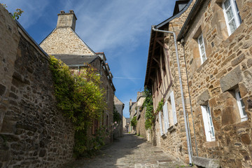 Rue pavée et façades