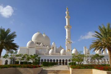 Fototapeta na wymiar Abu Dhabi, UAE - March 2014: The amazing white mosque