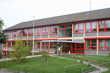 Fototapeta premium Schulhaus, Schulgebäude, Schulpause, Schulhof, Pausenhof