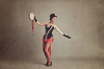 femme cirque vintage avec tambourin