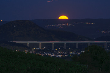 Obraz premium moon rise