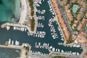 Vista aerea del bellissimo porto Ottiolu. barche,case e mare immersi nel verde