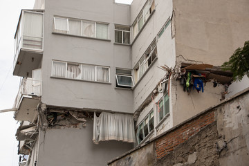 Fototapeta na wymiar Building on the verge of collapsing after 7.1 earthquake rampaged through Mexico City