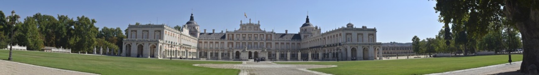 Fototapeta na wymiar Panorámica horizontal del palacio real de Aranjuez