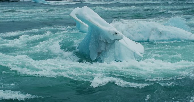 J&ouml;kuls&aacute;rl&oacute;n Glacier Lagoon in Iceland