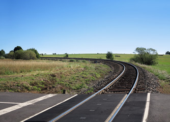 Naklejka premium Empty track leading to the horizon