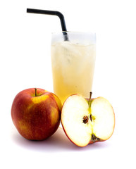 Apfelsaft trüber naturtrüb Apfelmost Saft Direktsaft isoliert freigestellt auf weißen...