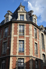 Immeuble pierre et brique à Paris, France