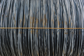 Rundstahl in Ringen im Materiallager, einzelner Ring mit querverlaufendem Bindedraht, symetrisch