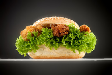 Bułka z kurczakiem panierowanym i sałatą