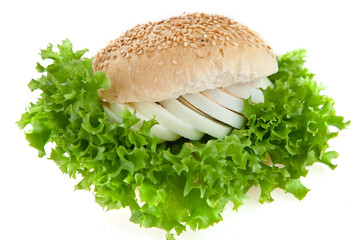 Bułka z jajkiem i sałatą © Olo