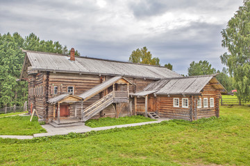 Дом-двор Клокотова В. Я., 1879 год. Фасад с балконом. Государственный музей деревянного зодчества и народного искусства северных районов России "Малые Корелы". Архангельская область © aphonua
