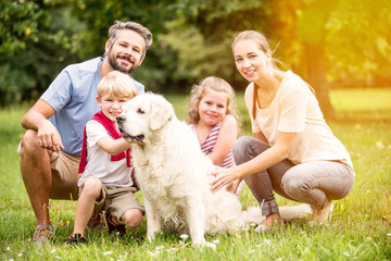 Familie mit Golden Retriever Hund als Haustier
