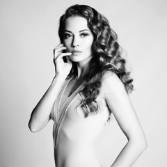 Obraz premium Beautiful woman with elegant hairstyle on gray background