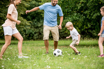 Junge beim Fußball spielen © Robert Kneschke