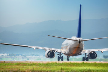 離陸に向かう旅客機