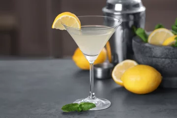 Küchenrückwand glas motiv Cocktail Glass with tasty lemon drop martini cocktail on table