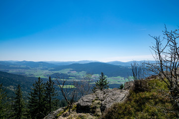 Aussicht von einem Berg im Bayerischen Wald über alle Berge des tiefen Bayerischen Wald