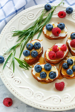 Toast with ricotta, berries and honey.