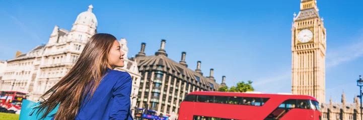 Rolgordijnen Gelukkig toeristische vrouw ontspannen in de stad Londen in Westminster Big Ben en rode bus. Europa bestemming reizen lifestyle.e © Maridav