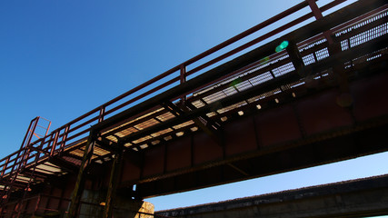 Fototapeta premium 青空と鉄橋