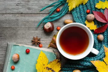 Papier Peint photo Lavable Theé Fond d& 39 automne avec des feuilles sèches, une écharpe, une tasse de thé aux épices et un livre vintage