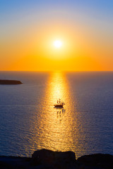 Panele Szklane  Ship sailing into the sunset, Santorini island, Greece, Europe