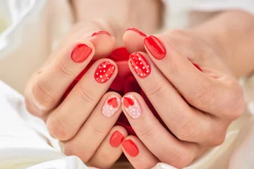 Tableaux ronds sur plexiglas Anti-reflet ManIcure Female manicure on Valentine Day. Female hands with beautiful manicure holding rose petals. Nail design on Valentine Day.