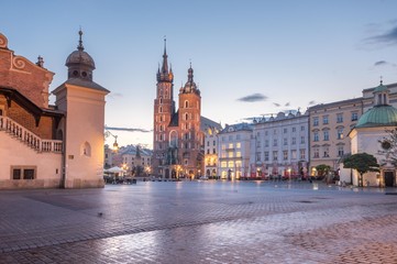 Fototapeta na wymiar St Mary's church and Cloth Hall on Main Market Square in Krakow, illuminated in the night