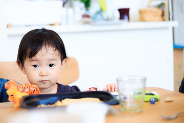 屋内で遊ぶかわいい子供