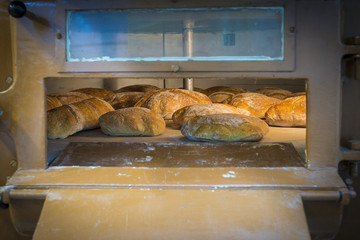 Horno tradicional de leña para hacer pan de masa madre para una comida saludable