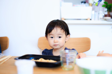 Fototapeta premium 屋内で遊ぶかわいい子供